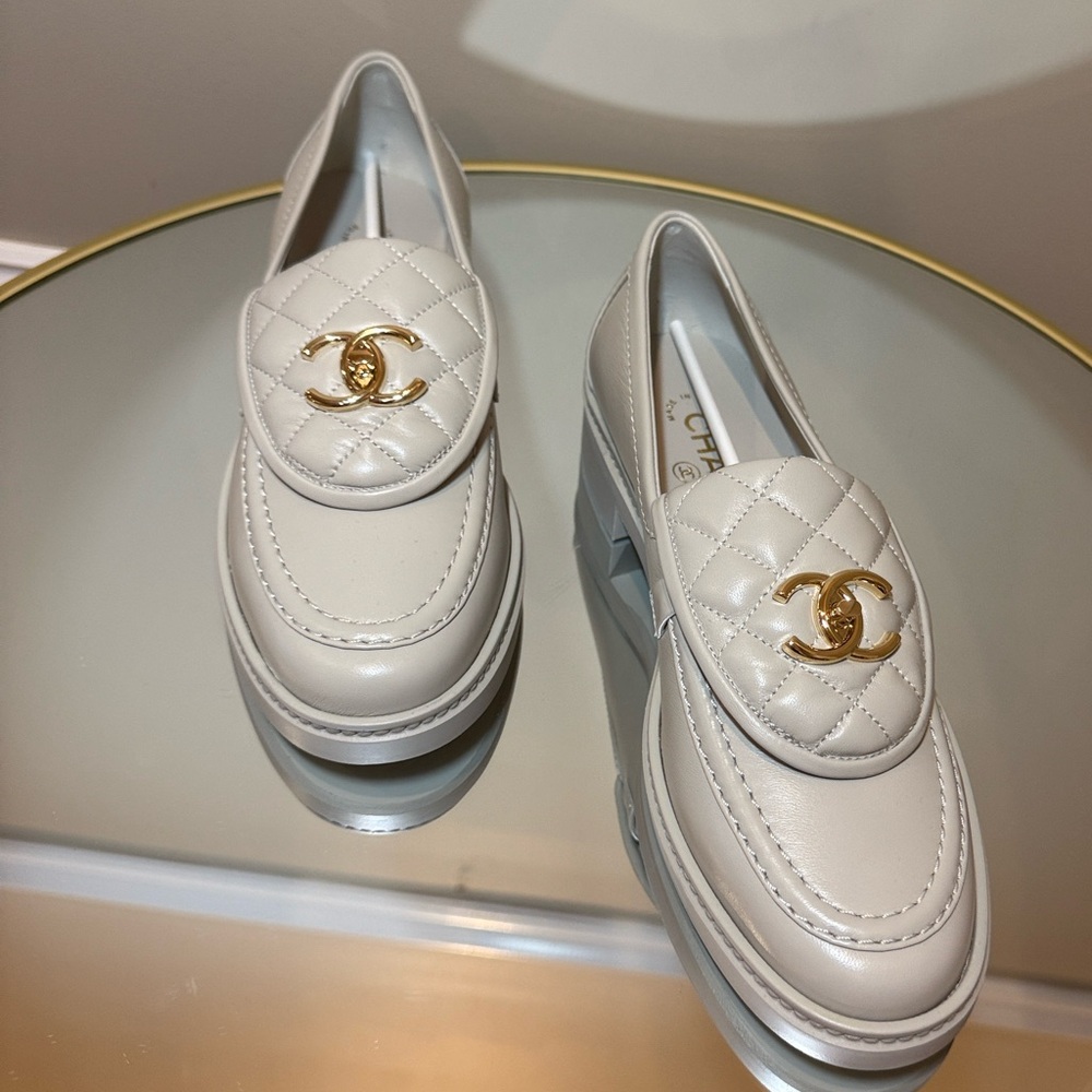 CHANEL 25B Turnlock CC Interlocking Quilted lambkin leather loafers sz 37.5 - Picture 3 of 17